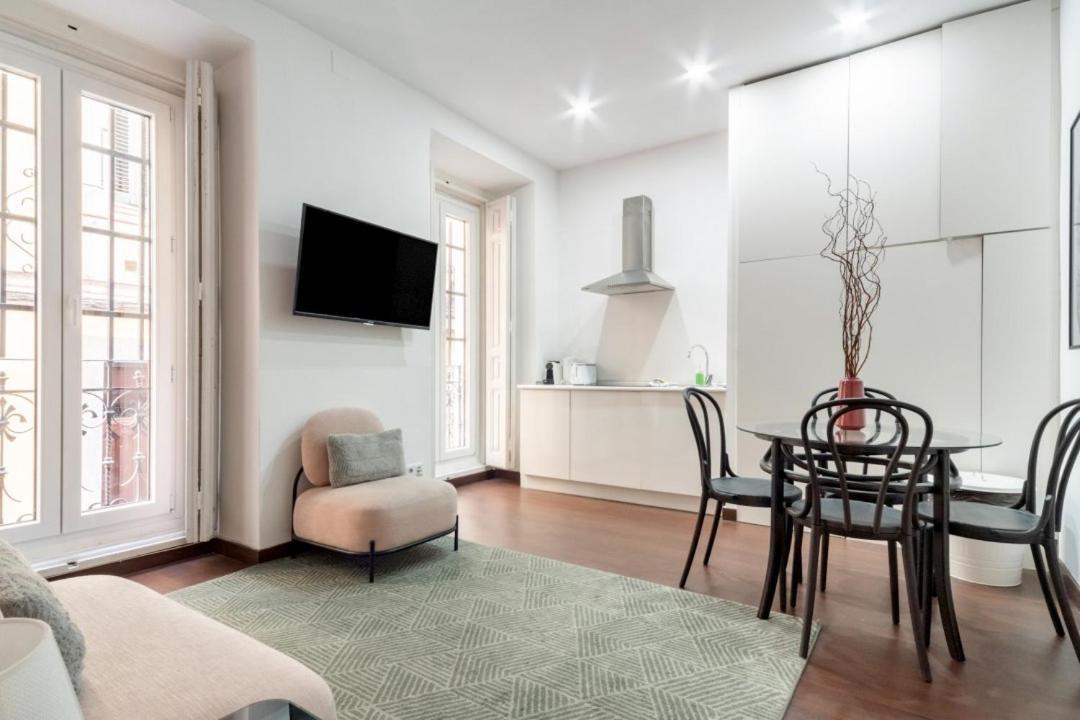 2 Bedrooms 2 Bathrooms Furnished - Malasana - Bright Stylish - Mintystay Мадрид Экстерьер фото
